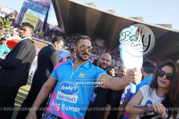 Salman Khan Takes Selfie at CCL Match Between Mumbai Heroes and Bengal Tigers