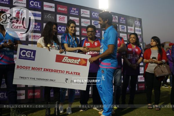 Kriti Sanon and Preity Zinta Snapped at CCL Match
