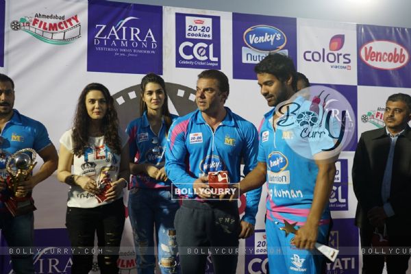 Kriti Sanon, Preity Zinta and Sohail Khan Snapped at CCL Match