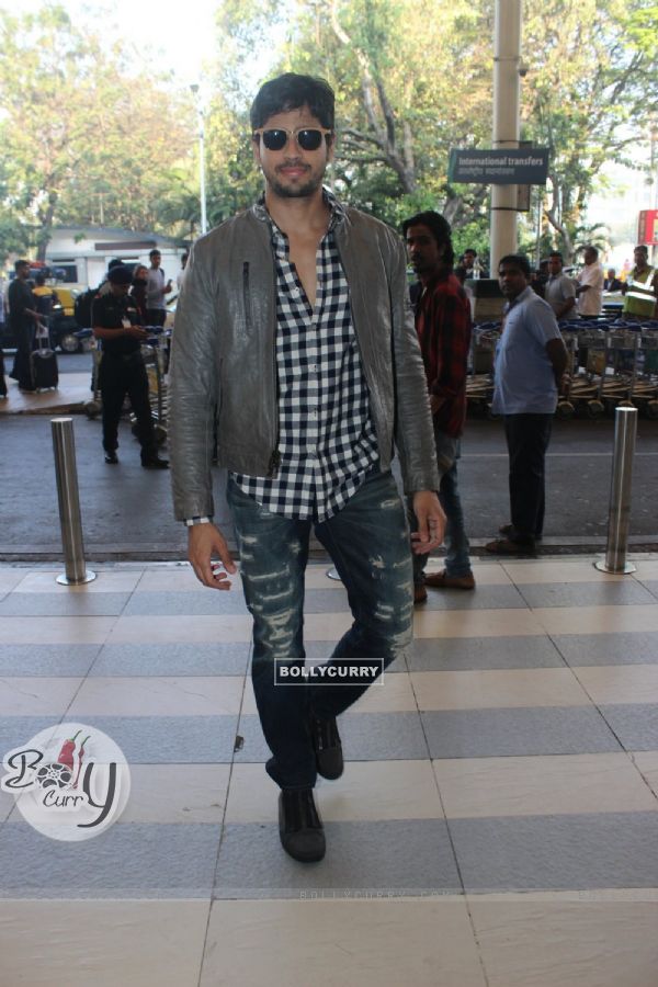 Sidharth Malhotra Snapped at Airport