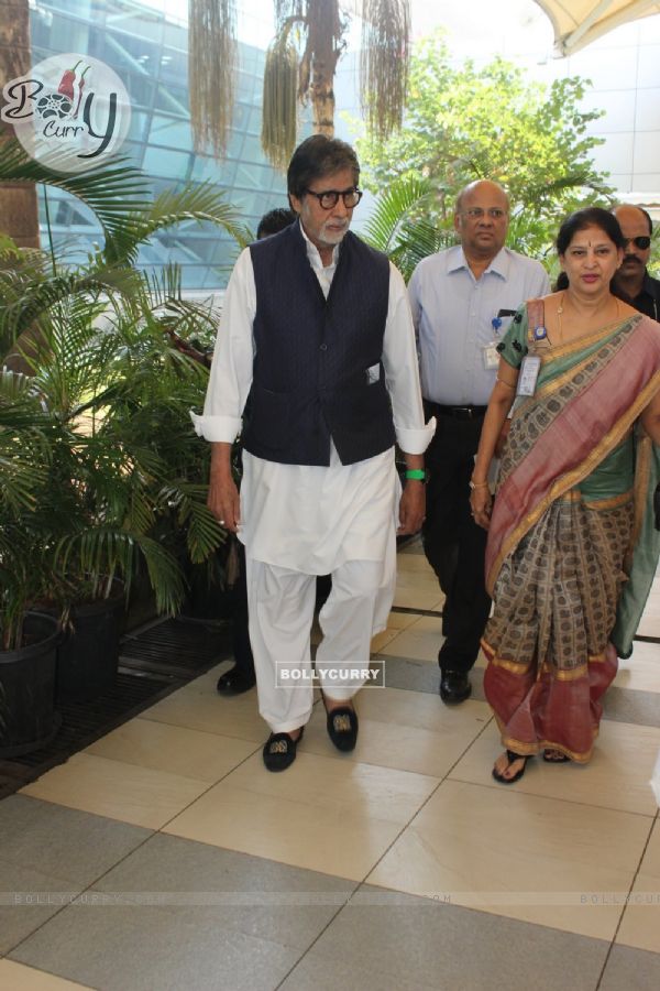 Amitabh Bachchan Snapped at Airport