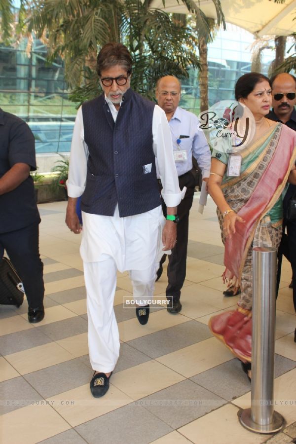 Amitabh Bachchan Snapped at Airport