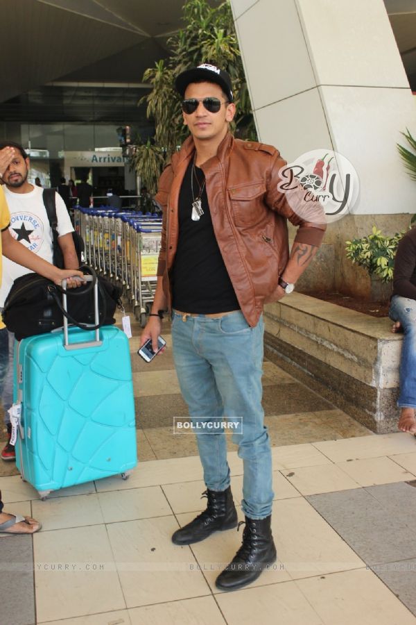Prince Narula Snapped at Airport
