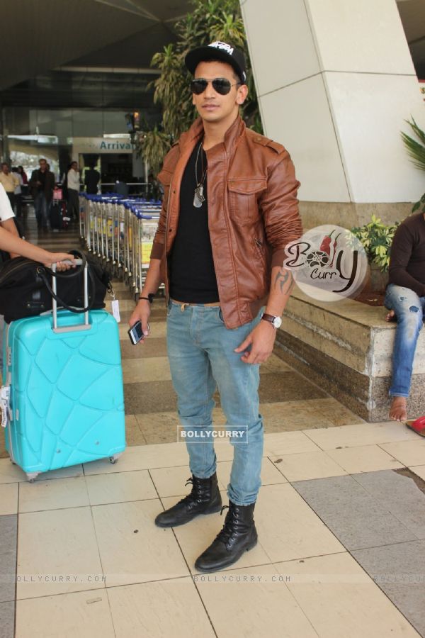 Prince Narula Snapped at Airport