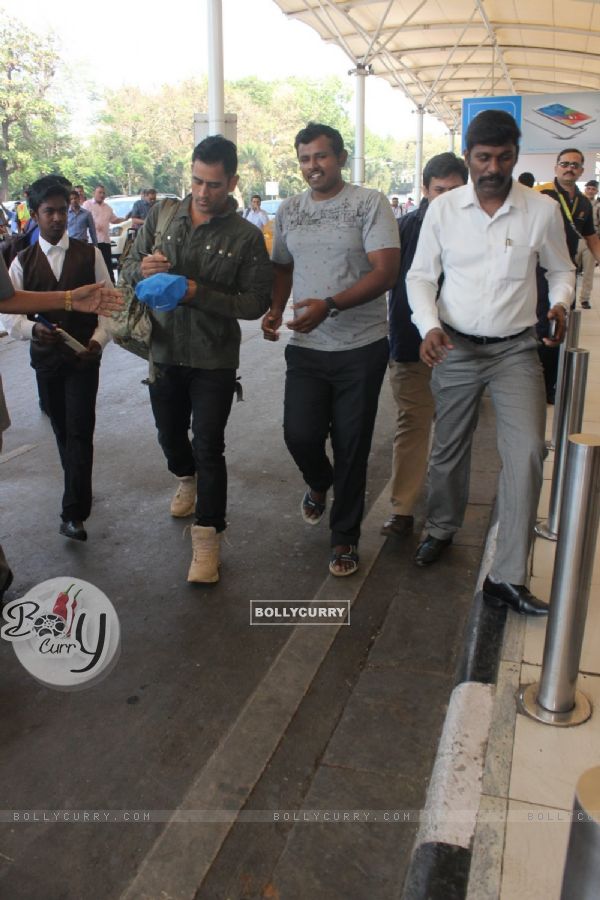 Mahendra Singh Dhoni and Sakshi Dhoni Snapped at Airport