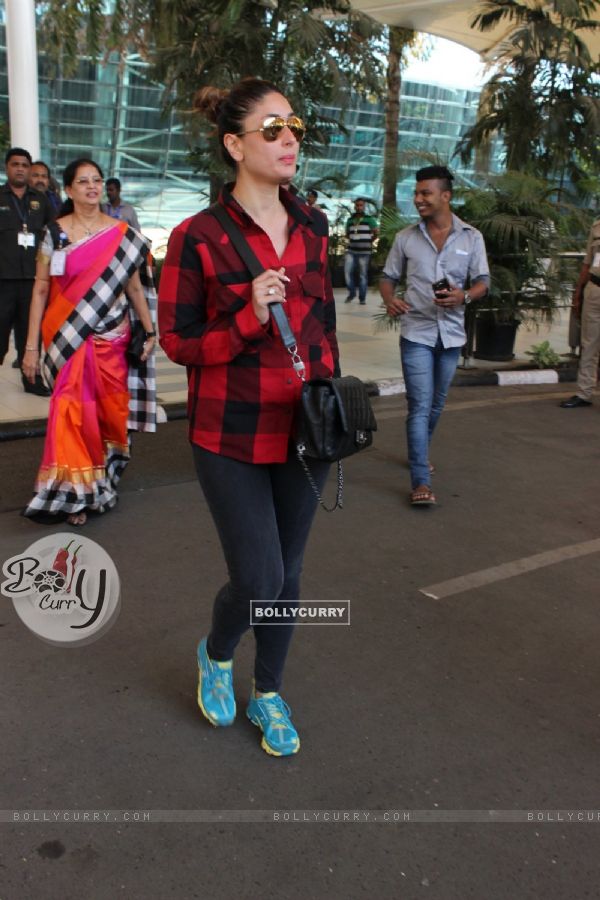 Kareena Kapoor Snapped at Airport