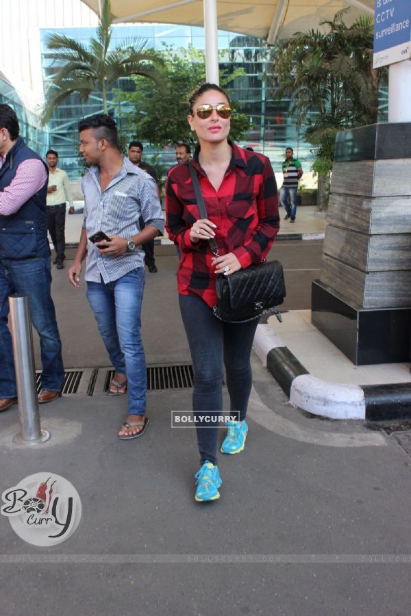 Kareena Kapoor Snapped at Airport