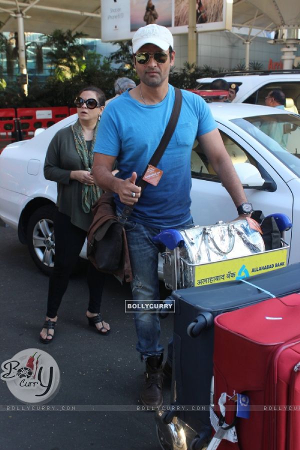 Rohit Roy  Snapped at Airport