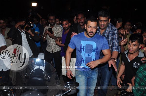 Salman Khan yet again walks down the street from Olive to Dewan's house