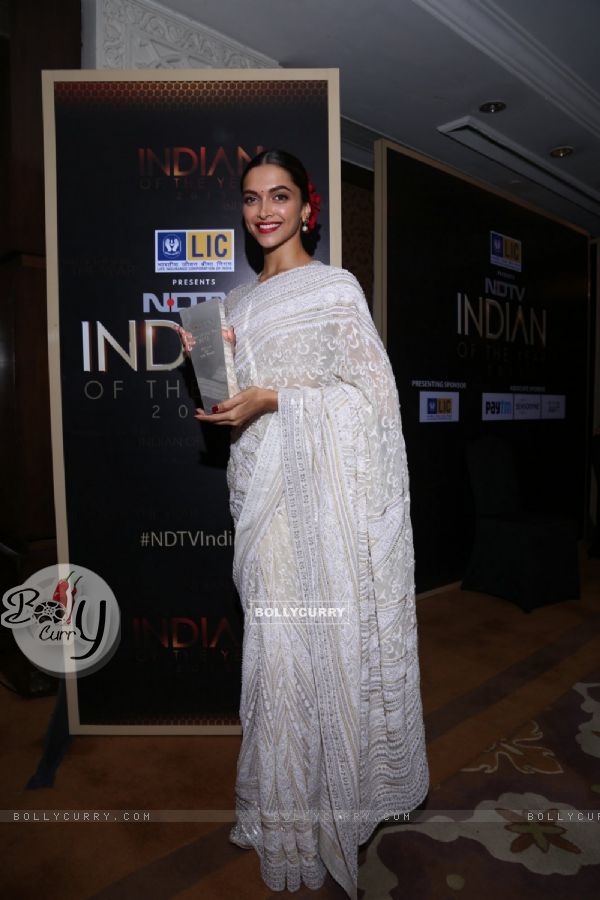 Deepika Padukone Shows Her Award at  NDTV Indian of the Year Awards