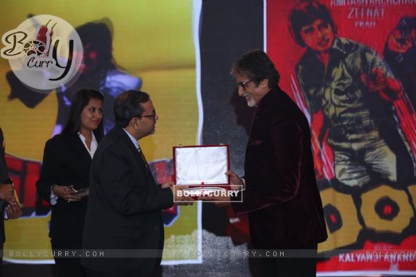 Amitabh Bachchan Recieving Honors at NDTV Indian of the Year Awards