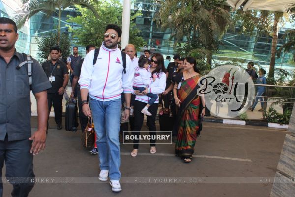 Abhishek Bachchan, Aishwarya Bachchan and Aaradhya Bachchan Snapped at Airport