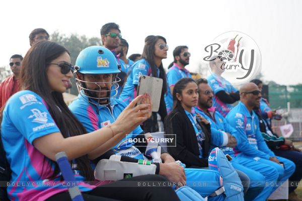 Aftab Shivdasani and Nin Dusanj Takes Selfie at 'Celebrity Cricket League' Match