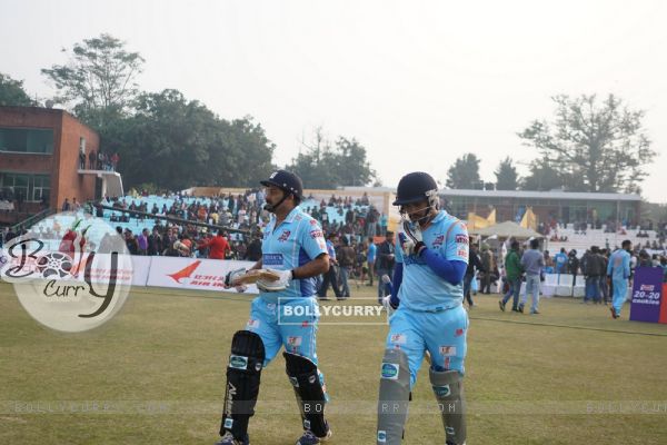 Manoj Tiwari take on the Field at 'Celebrity Cricket League' Match