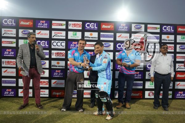 Sohail Khan Present Trophy to the Player at 'Celebrity Cricket League' Match