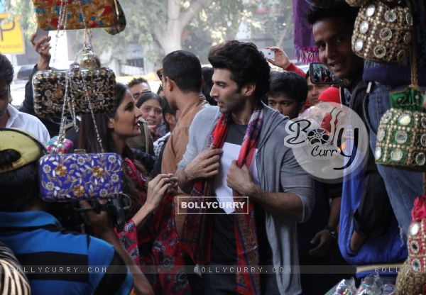 Aditya Roy Kapur Buys for Katrina Kaif at Janpath Market to Promote 'Fitoor'
