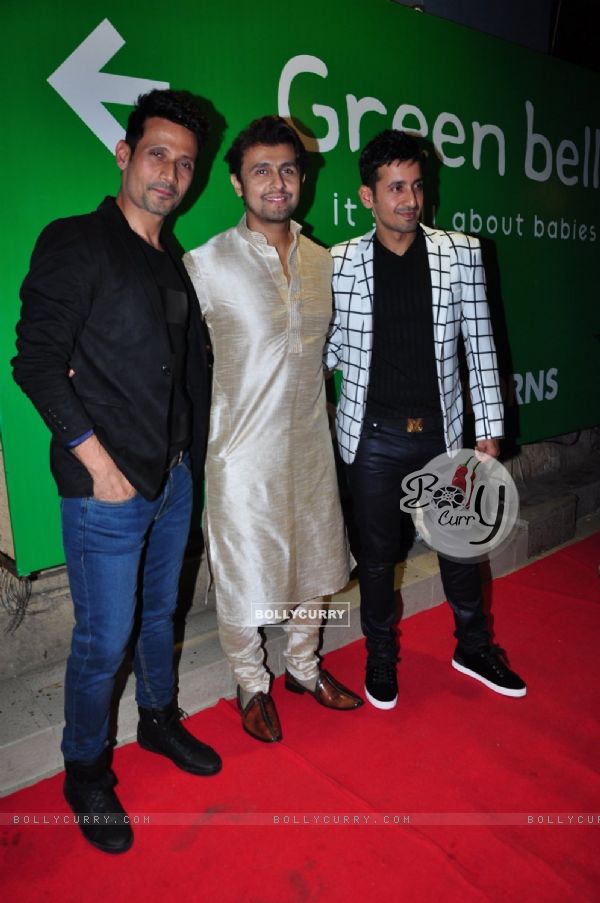 Sonu Nigam poses with Harmeet and Manmeet Singh at Their Success Bash