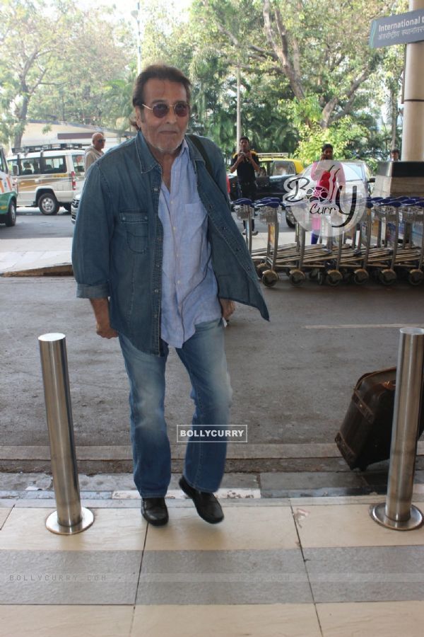 Vinod Khanna Snapped at Airport
