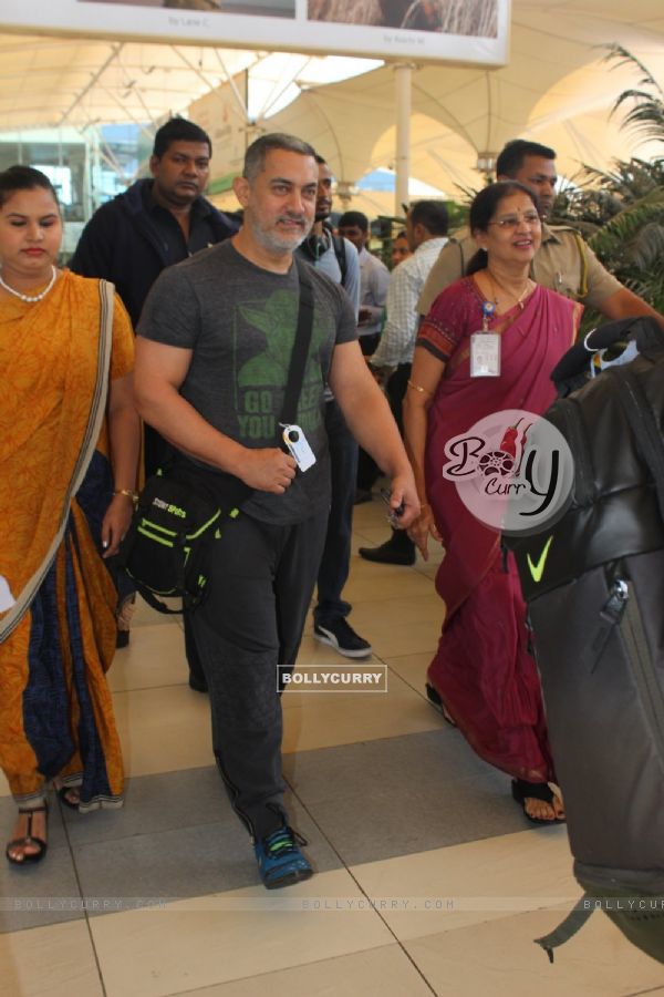 Aamir Khanna Snapped at Airport