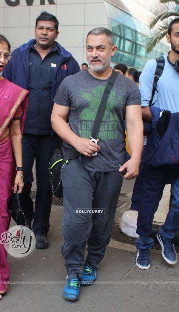 Aamir Khanna Snapped at Airport