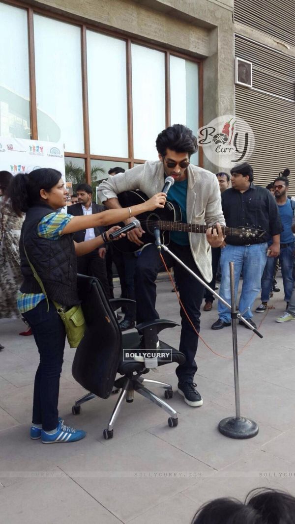 Fitoor Promotions: Aditya Strummed his Guitar & Sang Title Track of the Film! (395408)