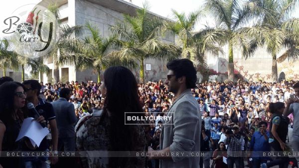 Fitoor Promotions: Aditya & Katrina Spread Their Charm Among Students in Ahmedabad (395410)