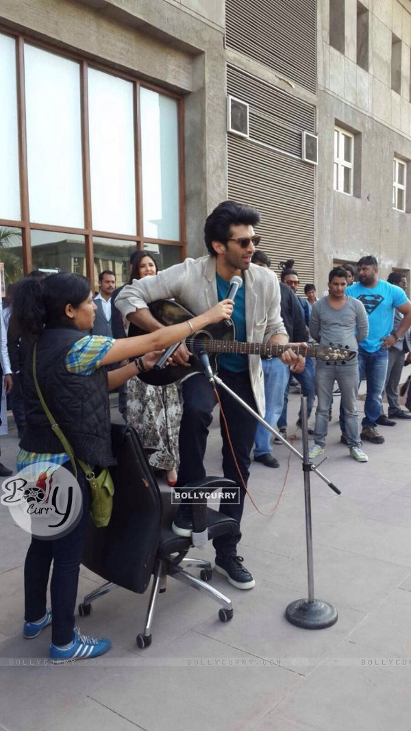 Fitoor Promotions: Aditya strummed his guitar and Spread his Charm in Ahmedabad (395413)