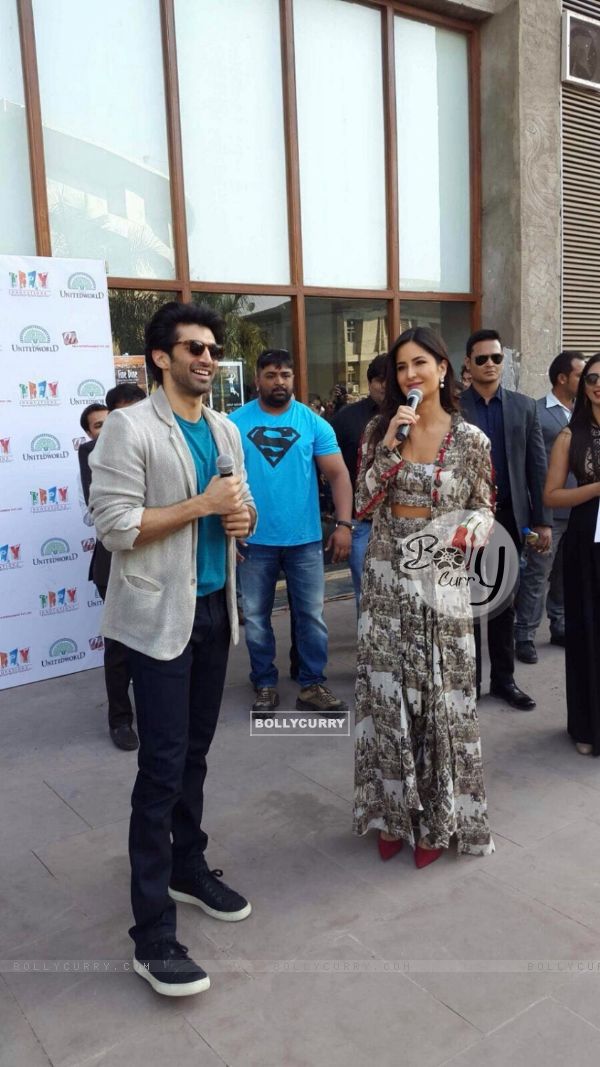 Fitoor Promotions: Aditya Roy Kapur and Katrina Kaif interacts with Fans and Students in Ahmedabad (395414)