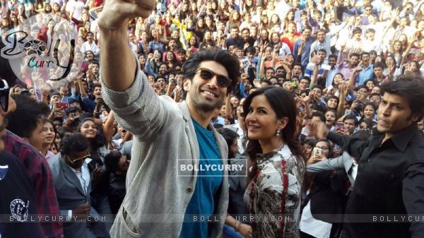Aditya Roy Kapur & Katrina Kaif Took a Selfie with the Crowd Present (395415)