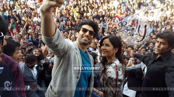 Aditya Roy Kapur & Katrina Kaif Took a Selfie with the Crowd Present