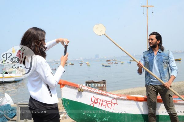 Nargis Clicks Riteish Deshmukh's Picture at Launch of Film 'Banjo'