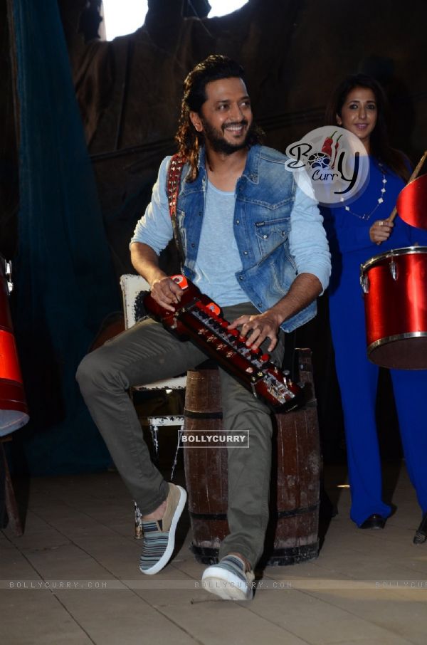 'Banjo' Film Launch: Riteish Deshmukh Tries his Hand on Musical Instruments (395488)