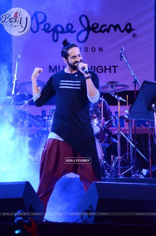 Ayushmann Khurrana Performs at Pepe Jeans Music Concert Held at Kala Ghoda Arts Festival 2016!