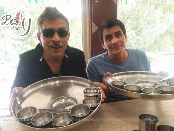 Prakash Jha & Manav Kaul almost missed their flight indulging in delicious Gujarat food! (396017)