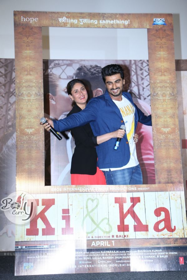 Kareena Kapoor and Arjun Kapoor Pose for Media at Trailer Launch of 'Ki and Ka' (396110)