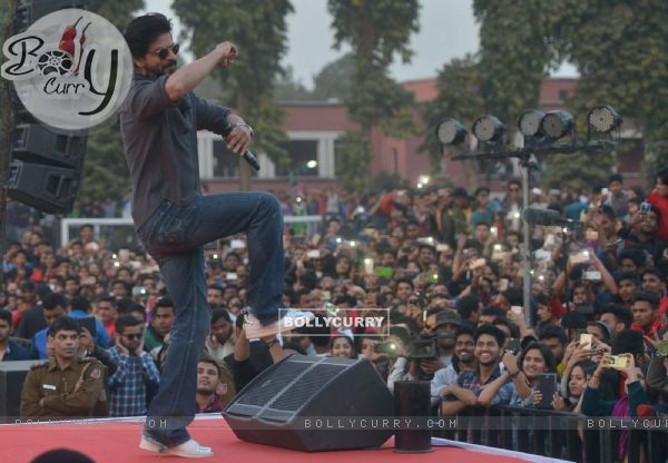 Shah Rukh Khan Launches  'FAN' Anthem at Hansraj College Where He Studied