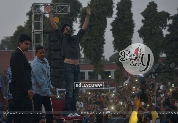 Huge Crowd Gathered as SRK Launched 'FAN' Anthem at Hansraj College (396274)