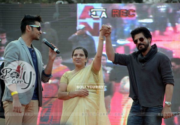 Shah Rukh Khan with the Faculty of Hansraj College at  Launch of 'FAN' Anthem in Campus (396277)
