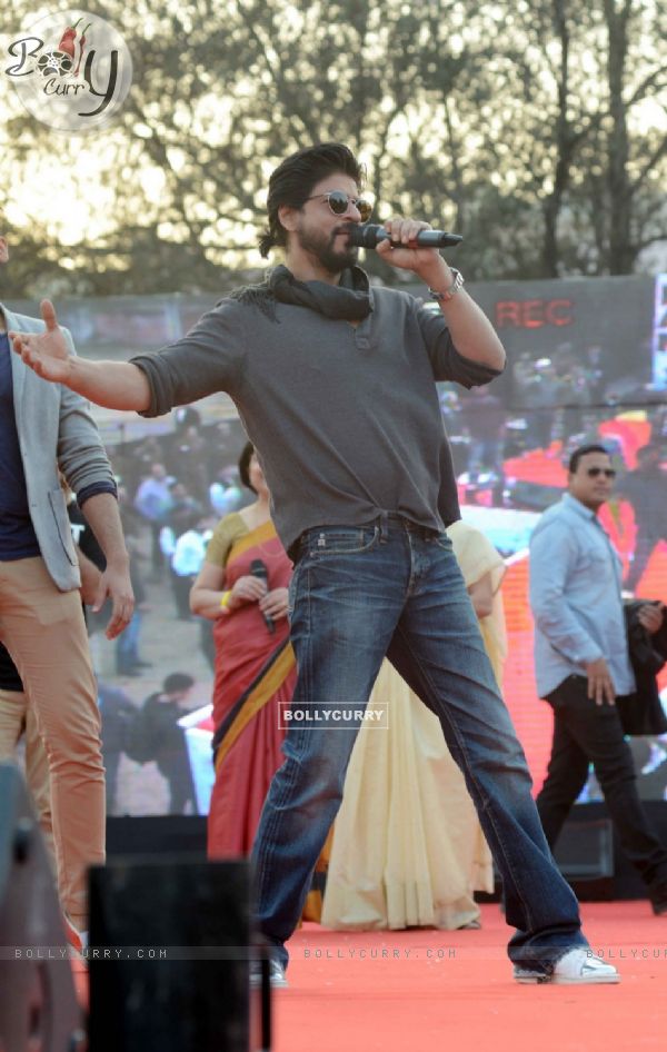 Shah Rukh Khan's Signature Pose: at Launch of 'FAN' Anthem at Hansraj College (396279)