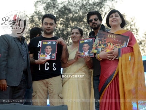 Shah Rukh Khan with Faculties at Launch of 'FAN' Anthem at Hansraj College (396280)