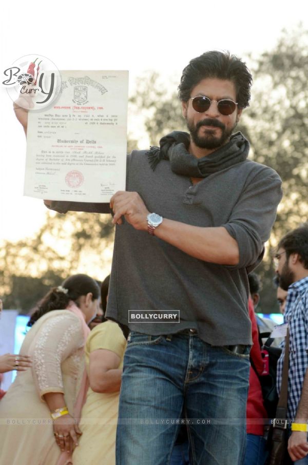 Shah Rukh Khan Recieves his Graduatipn Certificate During Launch of 'FAN' Anthem at Hansraj College (396281)
