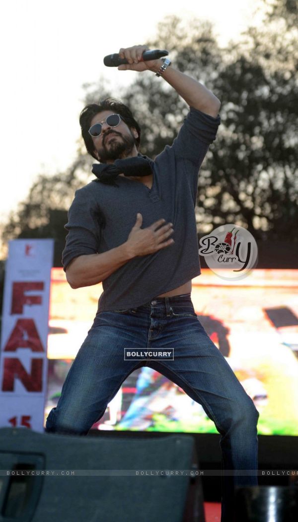 Shah Rukh Khan Dances on the beats of 'FAN' Anthem at SRK's Hansraj College during the Launch