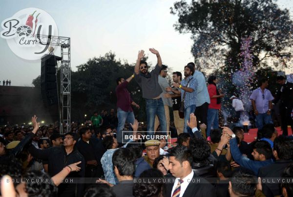 Shah Rukh Khan at Launch of 'FAN' Anthem at Hansraj College (396286)
