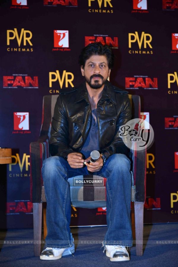 Superstar Shah Rukh Khan at Press Meet of FAN in Delhi (396330)