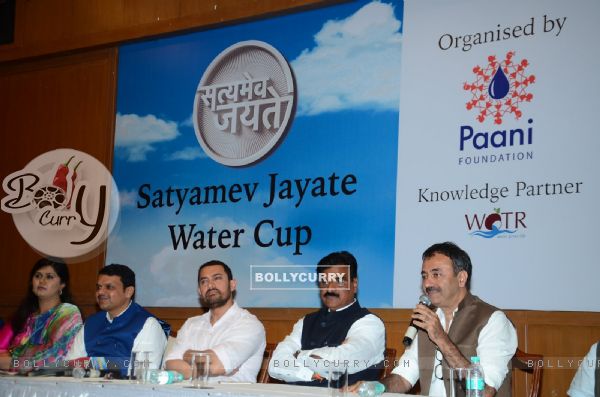 Hon'ble CM Devendra Fadnavis, Aamir Khan and Rajkumar Hirani at Launch of Satyamev Jayate Water Cup