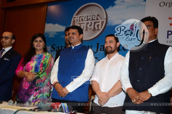 Hon'ble CM Fadnavis Ji and Aamir Khan at Launch of Satyamev Jayate Water Cup