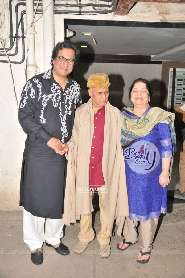 Talat Aziz poses with Khayyam Saab and his Wife