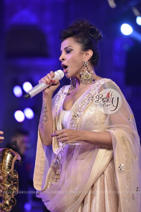 Manasi Scott performs at Anju Modi Show at Make in India Bridal Couture Show