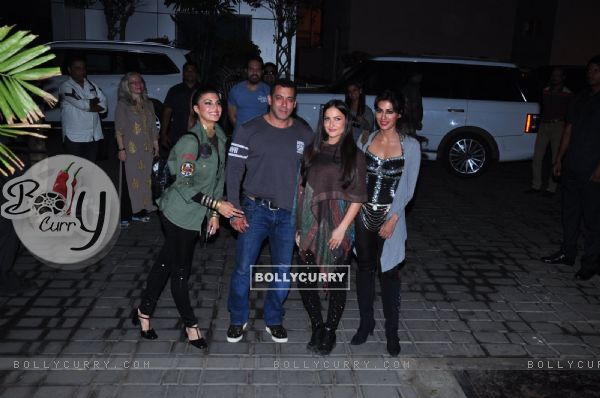 Jacqueline Fernandes, Elli Avram, Chitrangda Singh pose with Salman Khan
