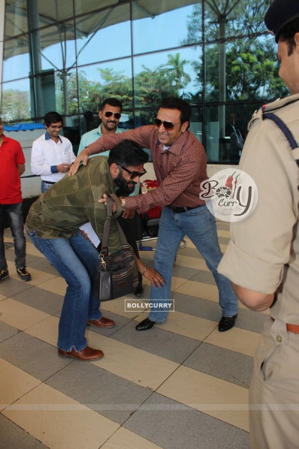 Airport Spotting: Guess Suniel Shetty Seeks Blessings from Gulshan Grover!